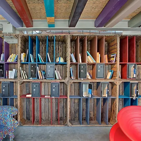 ホステル アンダ ベニス *